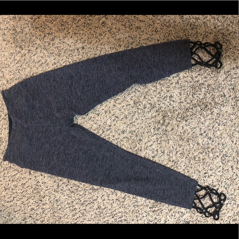 NEVER WORN CROP BEYOND YOGA LEGGINGS